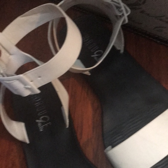 Black and white sandals - Picture 3 of 6